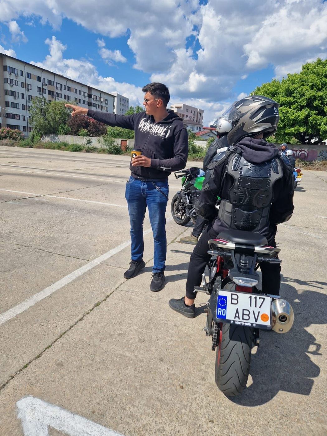 Andrei instruind un elev pe poligon
