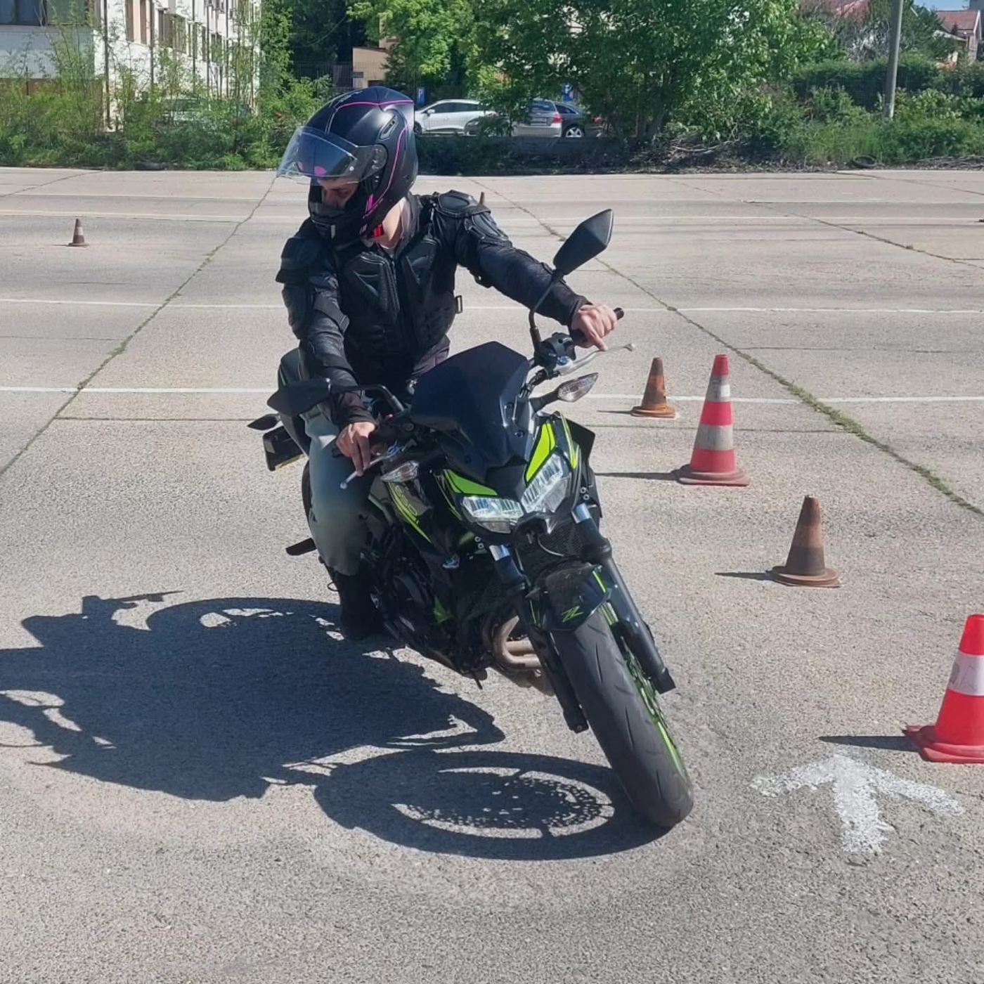 Elev la exercițiul cu conuri pe poligon