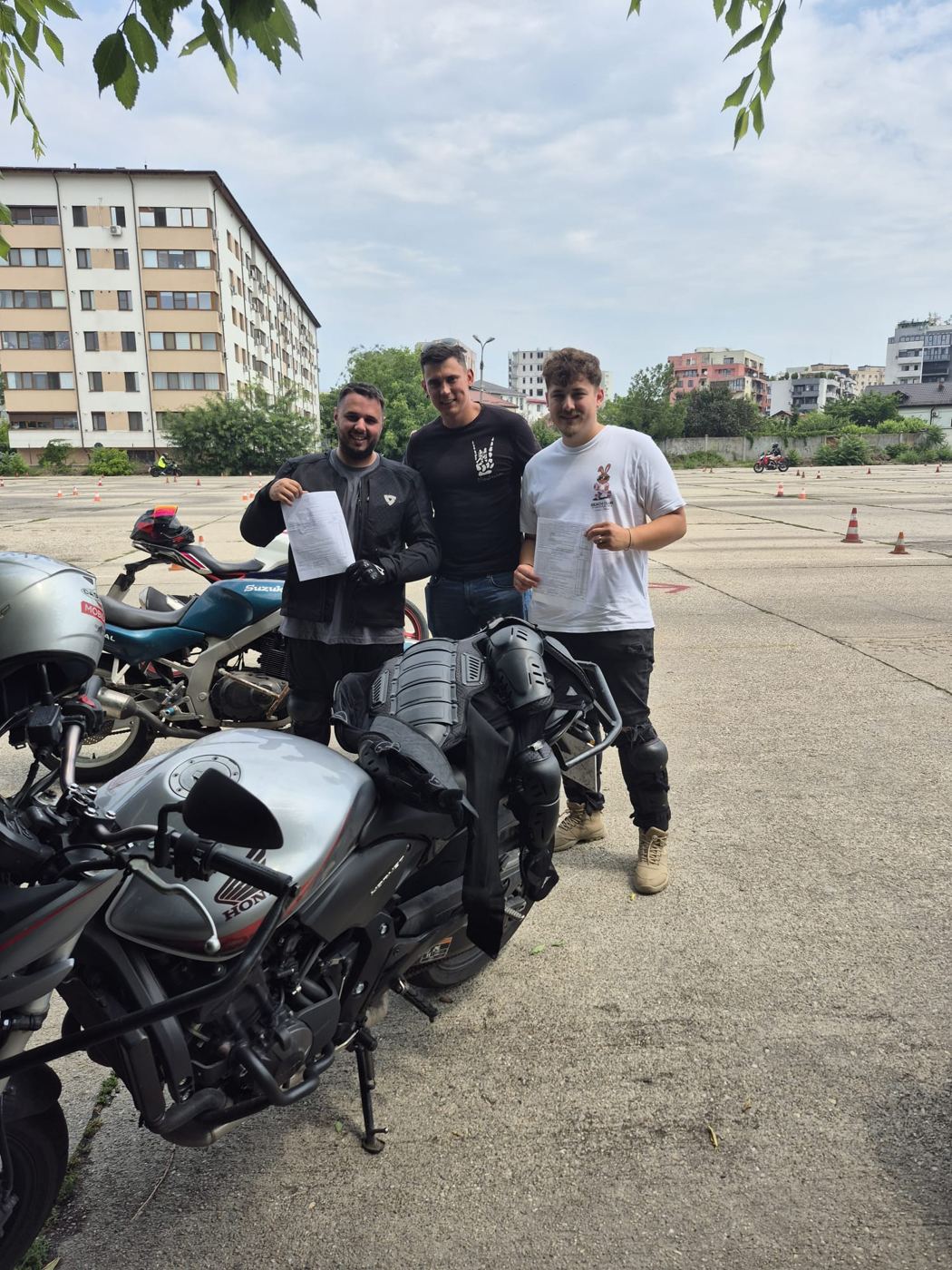 Doi elevi cu echipament de protecție
